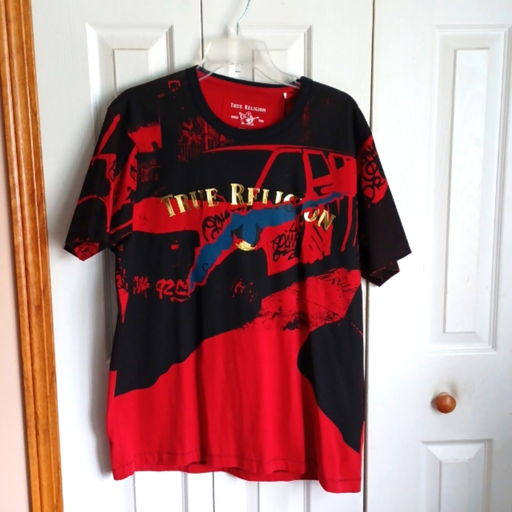 Men true religion tee with detail on front...xl